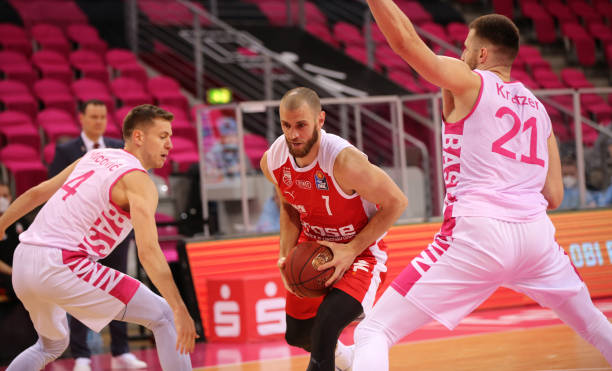 场上频频取 场上频频取